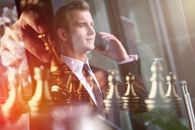 Photo double exposure image of businessman with chess board