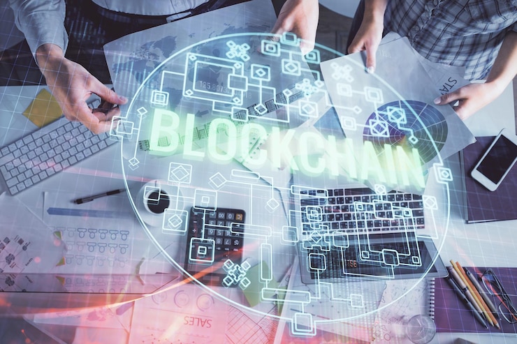 Photo double exposure of man and woman working together and crypto theme hologram drawing computer background blockchain concept top view