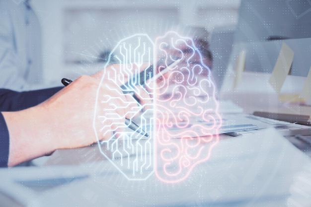 Foto doppia esposizione della mano dell'uomo tenendo e utilizzando un dispositivo digitale e disegno di ologramma cerebrale concetto dei dati