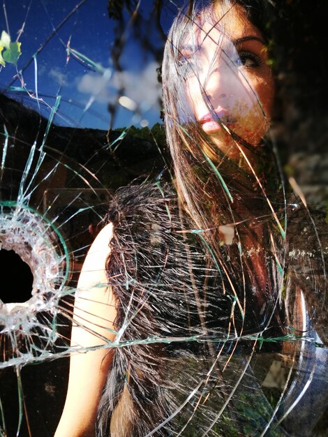 写真 壊れたガラスの二重露出と 考え深い女性