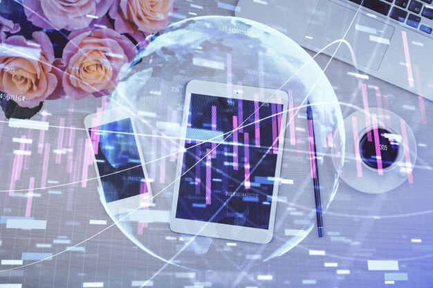 Фото Двойная экспозиция голограммы графика форекс на рабочем столе с телефоном верхний вид концепция мобильной торговой платформы