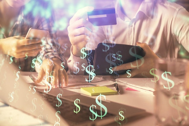 사진 신용 카드와 외환 그래프 홀로그램 그림을 들고 있는 남성과 여성의 온라인 쇼핑에 대한 이중 노출 주식 시장 전자상거래 지불 온라인 개념