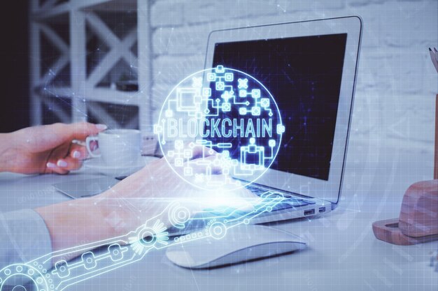 사진 컴퓨터에 입력하는 여성 손의 이중 노출 및 암호화 시장 테마 홀로그램 그리기 blockchain 개념