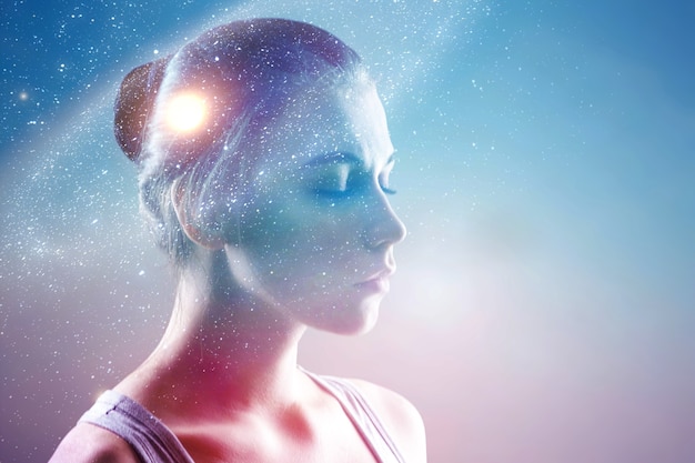 Photo double exposure portrait of a dreamer young woman face with galaxy universe space