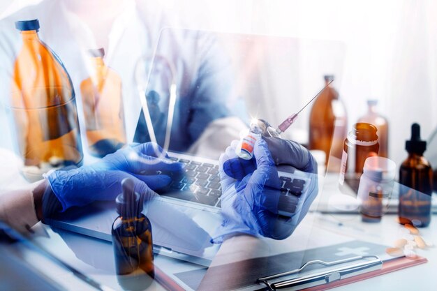 디지털 태블릿과 현대적인 가상 화면 인터페이스 아이콘을 사용하는 기술 의료 및 의학 개념 의사의 이중 노출 파노라마 배너 흐릿한 배경