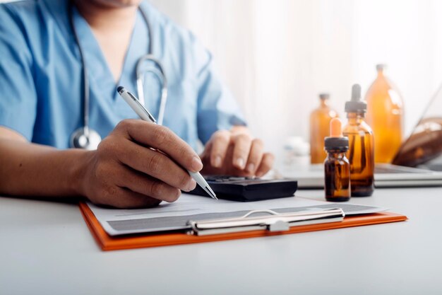 기술 의료 및 의학 개념의 이중 노출 디지털 태블릿과 현대적인 가상 화면 인터페이스 아이콘을 사용하는 두 명의 의사 파노라마 배너 흐릿한 배경
