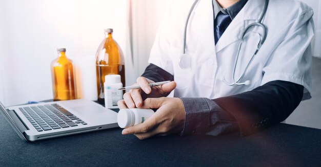 기술 의료 및 의학 개념의 이중 노출 디지털 태블릿과 현대적인 가상 화면 인터페이스 아이콘을 사용하는 두 명의 의사 파노라마 배너 흐릿한 배경