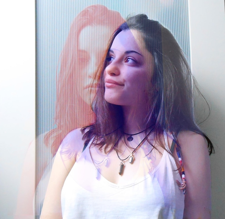 Photo double exposure of thoughtful woman against wall