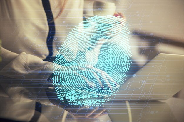 Foto doppia esposizione delle mani delle donne che scrivono al computer e del disegno delle impronte digitali concetto di sicurezza