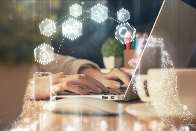 コンピューターとテクノロジーのテーマでハイテクのコンセプトを描く女性の手の二重露光
