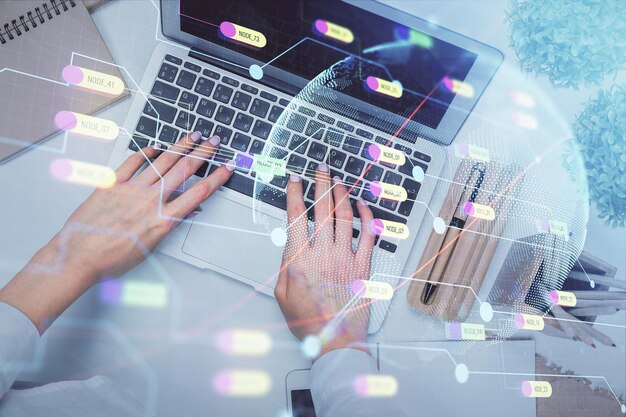 コンピュータと世界地図のホログラムを描く女性の手の二重露出 トップビュー 国際的なビジネスコンセプト