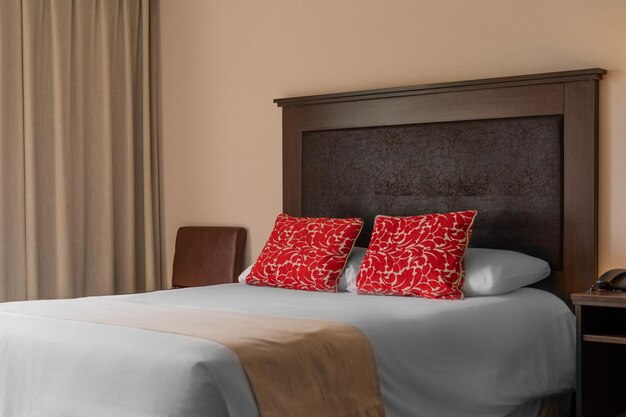 Photo double hotel bed with red cushions