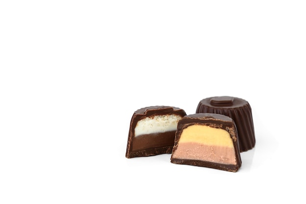 Двухслойные шоколадные конфеты с начинкой пралине на белом фоне