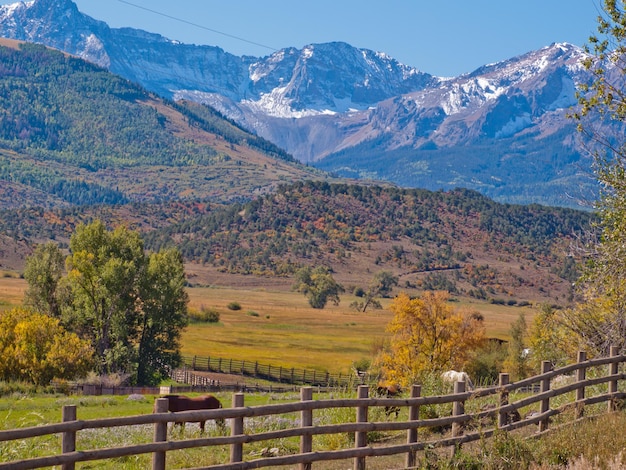 Double RL Ranch in de herfst met uitzicht op de Dallas Divide op de rug.