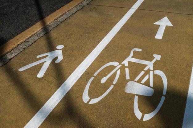 Photo double road markings to separate the flows of pedestrians and cyclists with directional signage