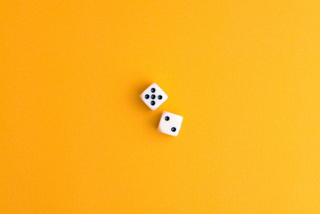 Photo double white gambling dice with seven point