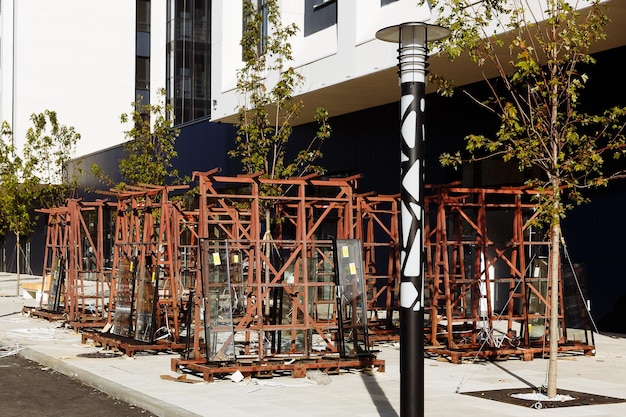 Photo doubleglazed windows on an iron stand stand outside