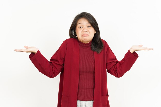 Photo doubt confused gesture of beautiful asian woman wearing red shirt isolated on white background