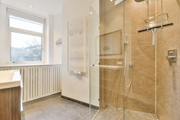 Douchecabine in moderne badkamer