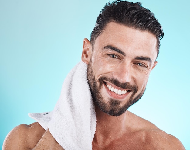 Foto douchehanddoek portret en man gezicht reinigen voor ochtend dermatologie behandeling luxe badkamer routine of schoonheid zelfzorg spa salon wellness en model met gezichtsverzorging huidverzorging en hygiëne