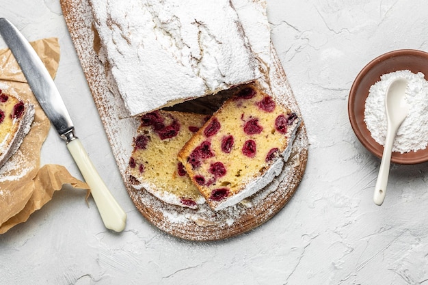 Foto torta di pasta con frutti di bosco per dessert cupcake pane dolce con ciliegie pan di spagna o chiffon cake fatto in casa su tavola bianca panetteria fatta in casa concetto posto per testo vista dall'alto