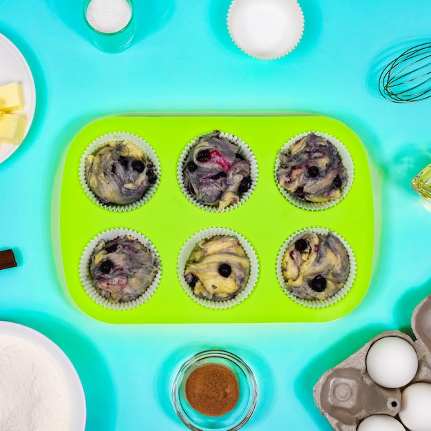 컵케이크용 반죽 컵케이크 반죽으로 채워진 형태 쿠키 재료 밀가루 설탕 계란 버터 위에서 보기
