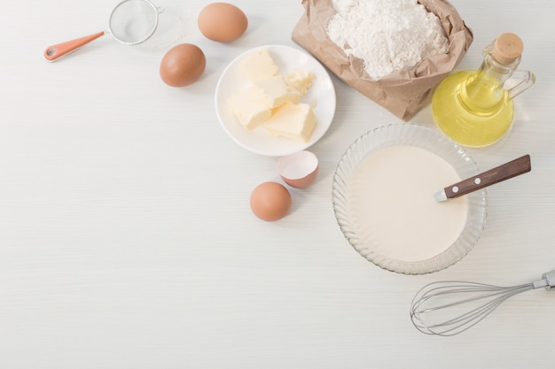 Pasta in lastra di vetro e prodotti per la sua preparazione su bianco