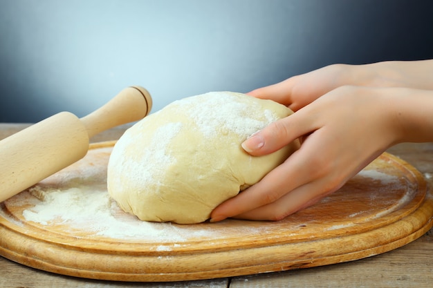 Photo dough on the kitchen table with kitchen accessories