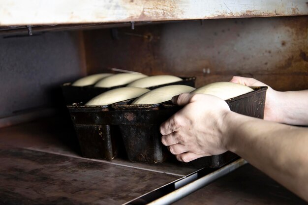 Foto l'impasto messo per il pane è adatto e pronto per la cottura