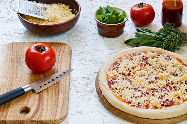 Foto impasto. il processo di produzione della pizza. ingredienti per la pizza