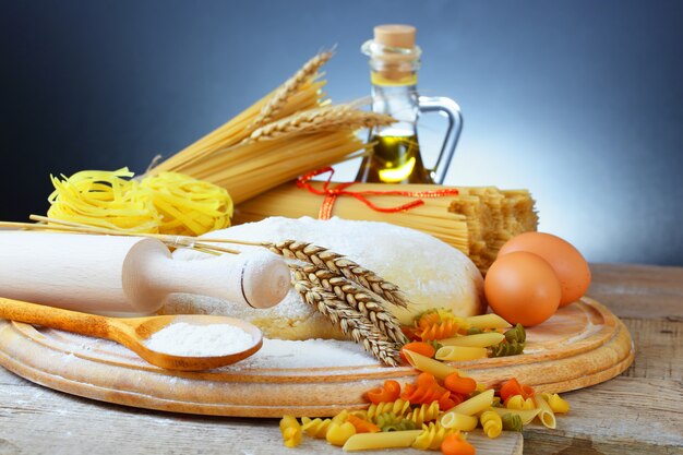 Foto pasta con accessori da cucina in composizione sul tavolo.