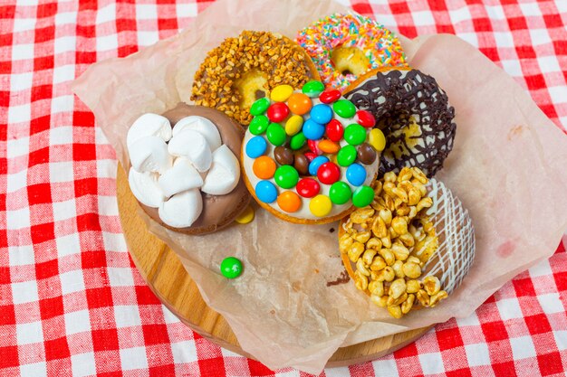 Doughnut op een rood tafelkleed.