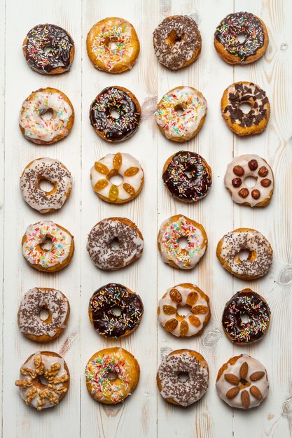 Photo doughnuts with icing sugar on wood surface