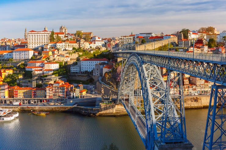 Photo douro 강 및 dom luis 다리, 포르토, 포르투갈.