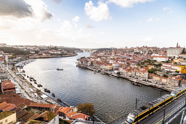 ポルトガルのポルトの低地を見下ろすドウロ川。電車の橋