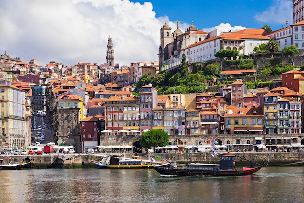 Река Дору и традиционные лодки в Порту, Португалия