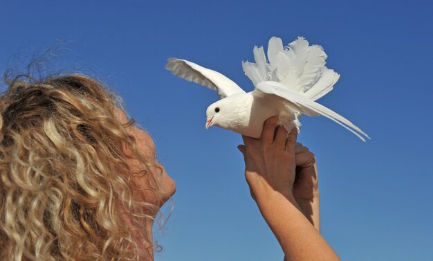 Photo dove and blond girl