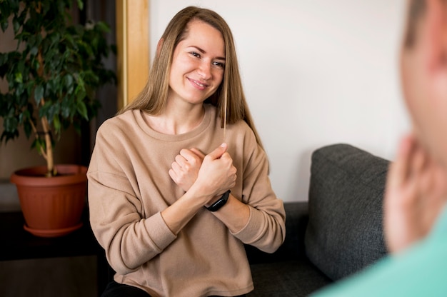 Dove vrouw die door gebarentaal communiceert