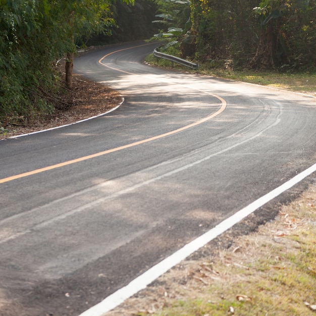 Giù una strada curva