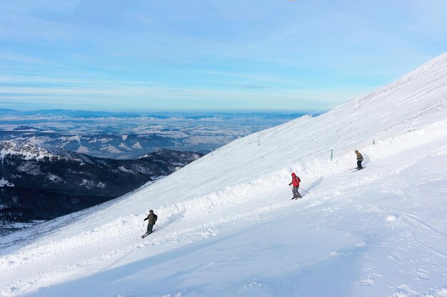 冬のタトラ山脈のザコパネにあるKasprowyWierchのダウンヒルスキーヤー。 Kasprowy Wierchは、ポーランドのザコパネで最も人気のあるスキー場の山です。