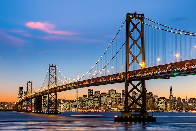 Skyline della città di downtow e il famoso golden gate bridge di san francisco in california usa al tramonto