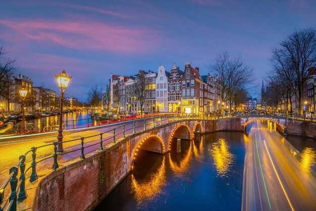 Photo downtown amsterdam city skyline cityscape in netherlands