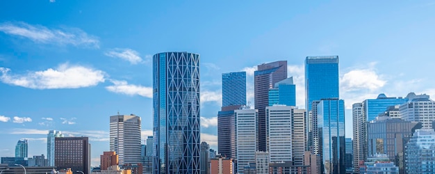 Foto orizzonte del quartiere degli affari del centro di calgary con punti di riferimento