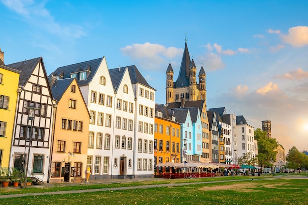 Foto paesaggio urbano dell'orizzonte della città di colonia del centro della germania in europa