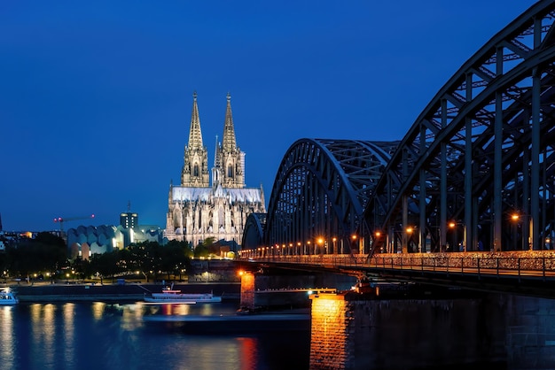 ヨーロッパのドイツのケルン大聖堂とホーエンツォレルン橋の街並みを持つ、ケルンのダウンタウンの街並み