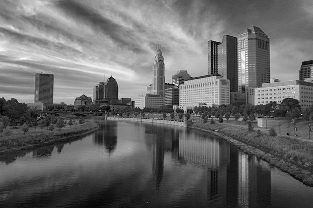 Photo downtown columbus ohio skyline in black and white