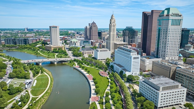 Downtown Columbus Ohio wolkenkrabbers met Scioto River en groene promenade en greenway lucht