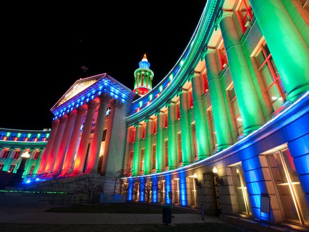 Downtown Denver met Kerstmis. Denver's City and County-gebouw versierd met kerstverlichting.