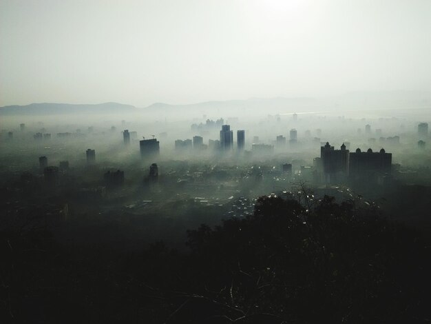 写真 霧の中のダウンタウン地区