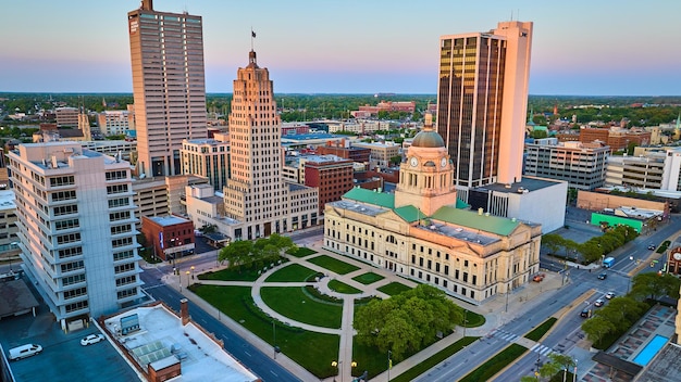 Downtown Fort Wayne lucht zonsopgang gerechtsgebouw PNC Indiana Michigan Power wolkenkrabber gebouwen